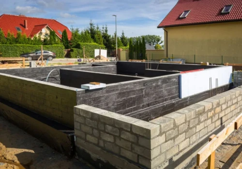 Izolacja przeciwwilgociowa fundamentów - poradnik krok po kroku
