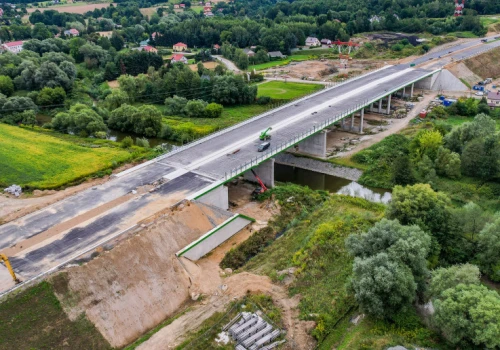 Spektakularna trasa złapała opóźnienie. Po otwarciu auta pojadą 80 metrów nad ziemią