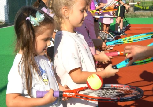 Tenis łączy pokolenia w Trzebownisku. Ruszyły bezpłatne zajęcia