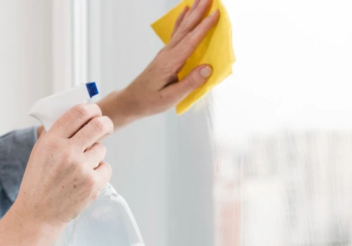 Wetrzyj odrobinę w brudną szybę i odczekaj 10 minut. Zaschnięte plamy łatwiej puszczą