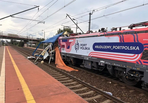 Kolejny wypadek na torach. TIR wjechał pod pociąg PKP Intercity w Gdańsku