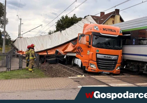 Pociąg Intercity kontra TIR na torach