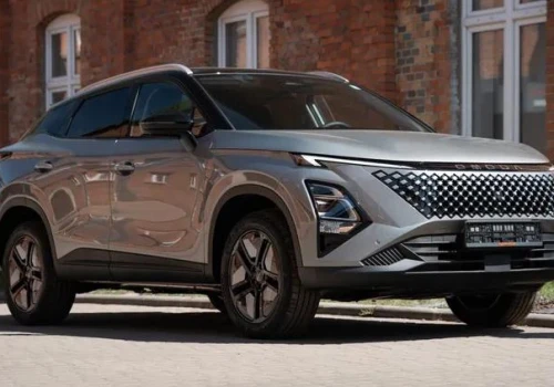 Omoda 5 (1.6 T-GDI) vs Mazda CX-30 (e-Skyactiv X) – chiński luksus w standardzie vs japońska inżynieria. Porównanie wyposażenia Premium vs Homura