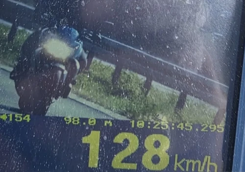 Motocyklista pędził 128 km/h w centrum Legnicy. Stracił prawo jazdy
