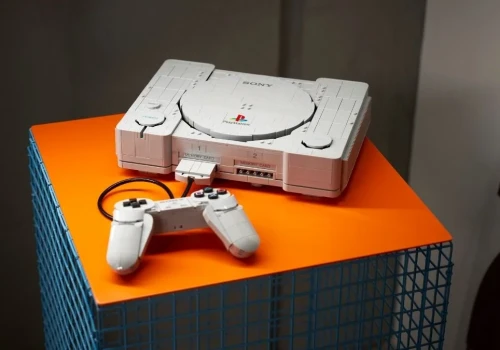 Lego odtworzyło kultowe PlayStation. W środku ukryto niespodziankę