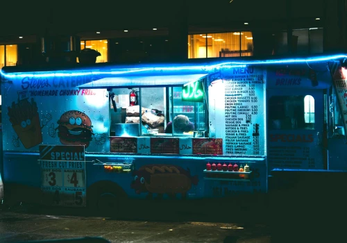 Wyposażenie food trucka – jaki sprzęt wybrać, jak policzyć moc i przygotować pojazd pod Sanepid?