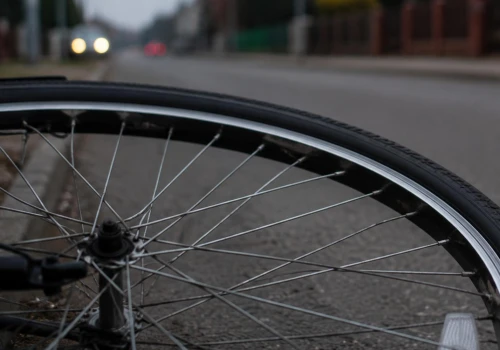 Tajemnicza śmierć 71-latka. Zwłoki znaleziono przy rowerze