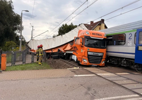 Pociąg wjechał w ciężarówkę w Gdańsku. Wszystko nagrała kamera