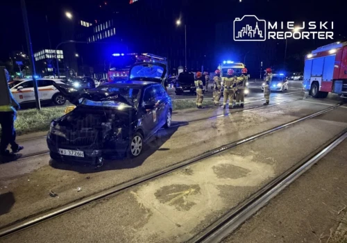 Groźny wypadek na Mokotowie. Skoda uderzyła w słup trakcyjny blokując tramwaje
