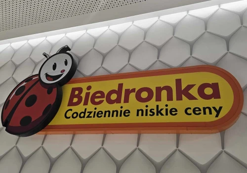 Wielka promocja w Biedronce. Klienci biorą całe kartony, bo cena mocno spadła