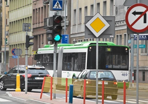 Strzałka w lewo nie zawsze pozwala zawrócić. Kierowcy wciąż mylą te dwa przypadki