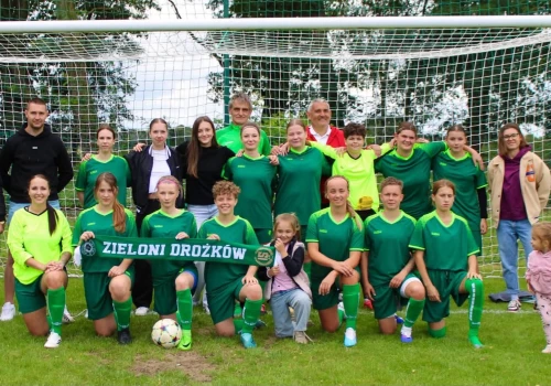 Kobieca piłka rośnie pod Żarami