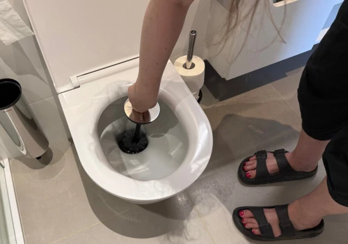 Wsyp 2 łyżki do WC. Po 15 minutach wyżre kamień i brud