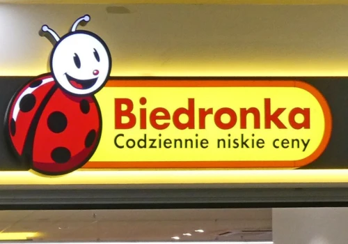 Nowe promocje w Biedronce zaskoczyły klientów. Od rana kolejki aż się zawijają, akcje 1+1 i przeceny 50%. Polacy robią zapasy