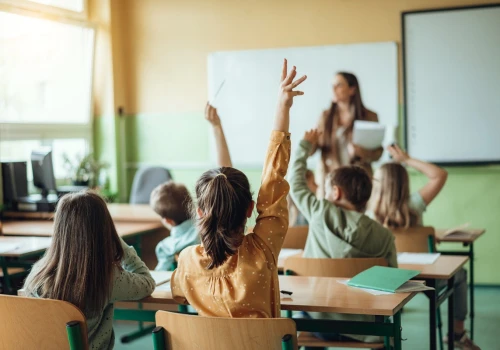 Czy świetne oceny w szkole gwarantują bogactwo? Wyniki badań pokazują nieoczywisty wniosek. „Szóstkowych uczniów gubi omijanie raf i »jechanie na opinii«”