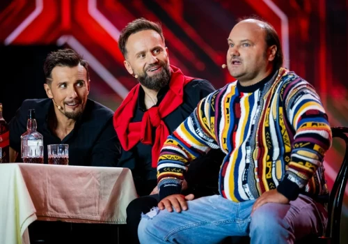 Uzbrojony katecheta i ostre żarty z polityków! Ten jubileuszowy show wywoła burzę