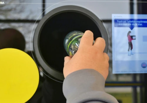 15 tys. zł na fikcyjnych zwrotach butelek. Pracownik sklepu wykorzystał system kaucyjny