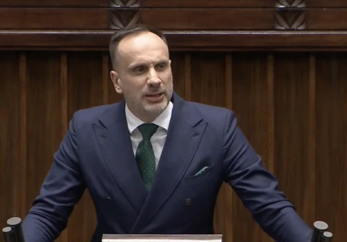 Sceny w Sejmie! Kowalski odpalił się na mównicy i wściekle zaatakował ważnego ministra. „Skończony idiota”