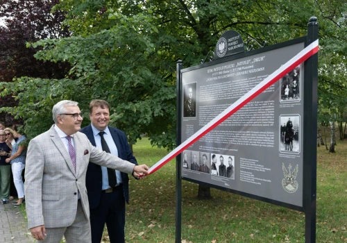 Rotmistrz Pilecki upamiętniony w Katowicach. Tablica edukacyjna odsłonięta przez IPN i XV Liceum Ogólnokształcące w Katowicach