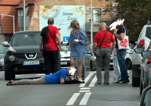 Zielona Góra. Trwa walka o życie mężczyzny, a kierująca jeszcze uderzyła w karetkę