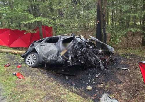 Tragiczny wypadek w Bojszowie. Samochód spłonął całkowicie