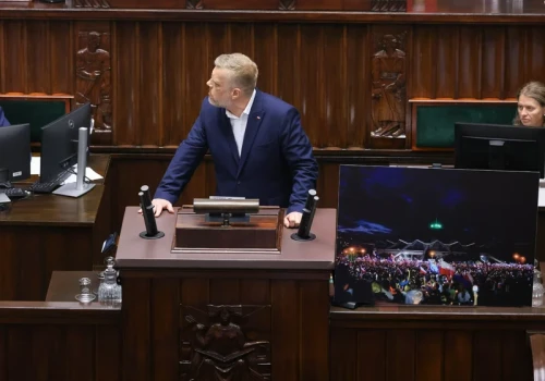 Zandberg ostro do Tuska. Wytknął mu zdjęcie. „Pan po prostu tych ludzi zdradza”
