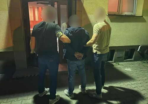 Masturbował się za przystankiem i zaczepiał dziewczyny. 36-letni obywatel Azerbejdżanu zatrzymany (wideo)