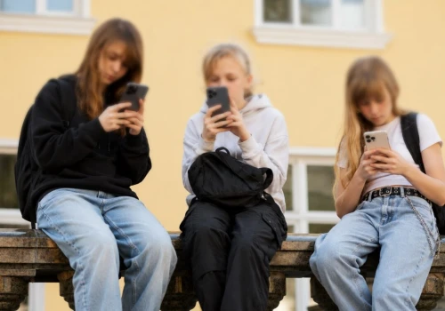 MEN opublikowało przewodniki po nowych przepisach regulujących korzystanie z telefonów w szkołach i przedszkolach