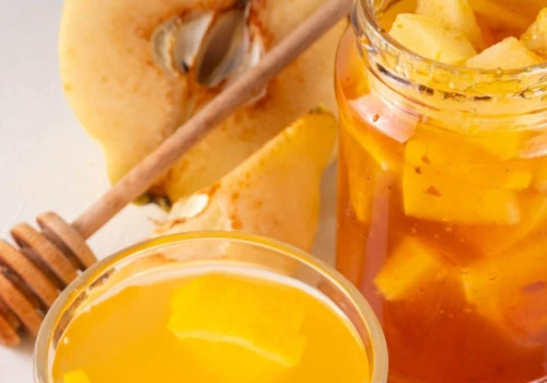 Kroję pigwowca i zalewam miodem. To najlepszy syrop do herbaty i deserów