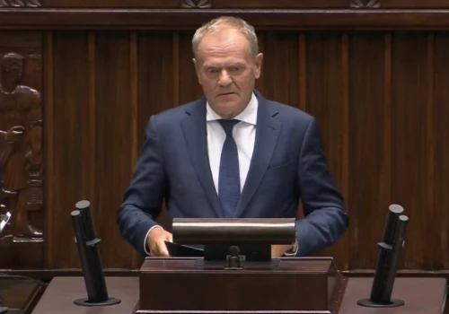 Tuskowi bardzo drżą ręce. Czy tak reaguje ciało, kiedy ktoś mija się z prawdą?