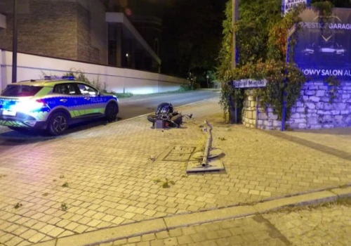 Nie chciało im się wracać pieszo, więc ukradli motocykl. Pijana trójka bez kasków skończyła na słupie w Jaworznie
