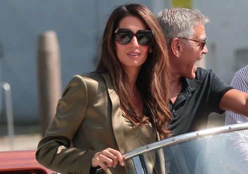Manicure Amal Clooney z Wenecji to kwintesencja elegancji i luksusu. Paznokcie Vanilla gloss sygnalizują nienaganny gust