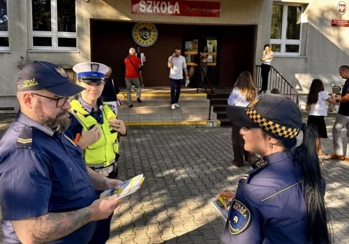 Policjanci przy szkołach w Mysłowicach. Trwa akcja „Bezpieczna droga do szkoły”