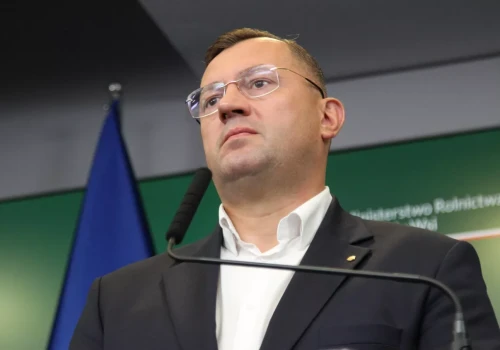 Krajewski odpowiada na zarzuty dotyczące pieniędzy dla żony. 