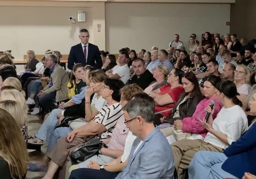 Trzy szkoły zagrożone, coraz mniej dzieci i milionowe koszty. Kleczew przed trudną decyzją