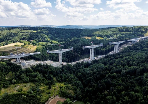 Kierowcy pojadą tu 120 metrów nad ziemią. Drogowy rekordzista łapie poważny poślizg