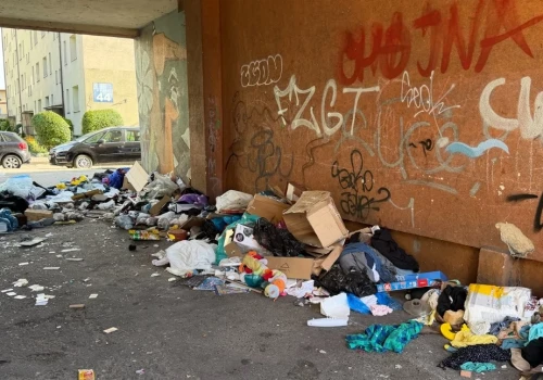 Śmieciowy problem w centrum Chojnic. Kto podrzucił odpady w tunelu pod blokiem?
