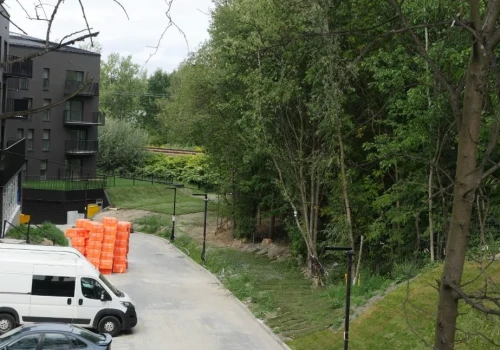 Miasto wystawi na sprzedaż zielony teren w Brynowie. Tuż obok deweloper kończy budowę mieszkań