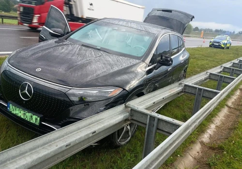 Dwie kolizje na A4 w kierunku Rzeszowa. Śliska nawierzchnia zaskoczyła kierowców