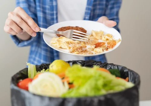 Blisko co drugi Polak wyrzuca jedzenie. Dobry Smak zaczyna kampanię