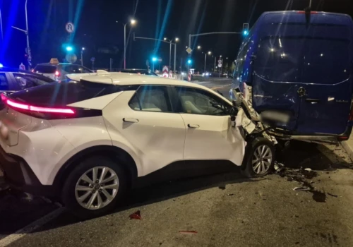 Nocny pościg w Warszawie. 28-latek pędził 200 km/h aż staranował auta