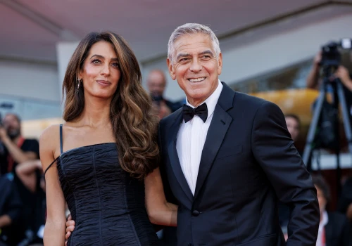 Zapomnij o kropkach, kwiatach i paskach. Amal Clooney nosi w Wenecji zaskakujący wzór, który kojarzymy z polskim latem