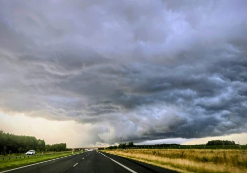 Silny wiatr, deszcz i burze na Lubelszczyźnie. W nocy porywy nawet do 85 km/h