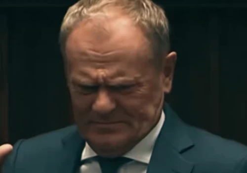 Tusk nagle przerwał swoje wystąpienie. Wskazał palcem na jedną osobę. „Co to jest?”