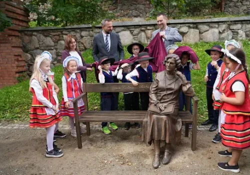 Olsztyn ma nowy symbol pamięci. Na plantach stanęła ławeczka Marii Zientary-Malewskiej