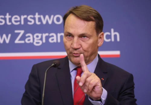 „Przebierałby w biskupach jak w ulęgałkach”. Sikorski uderza w Nawrockiego