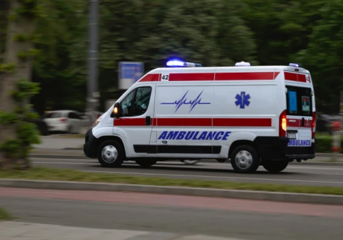 Ciągnik nagle ruszył podczas podłączania akumulatora. 60-latek zginął
