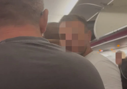 Agresywny pasażer samolotu obrażał Ukraińców. Policja ustaliła jego tożsamość