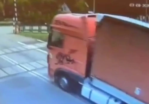 Groźne zdarzenie na przejeździe kolejowym w Gdańsku. Kierowca usłyszał zarzuty
