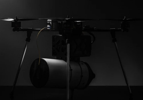 Rój dronów na światłowodach i robot o udźwigu 250 kg